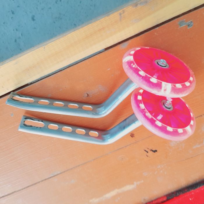 Velosiped uchun qõshimcha ğildirak.