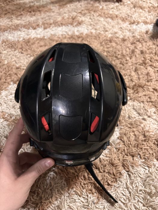 Продам хокеейный шлем / каску