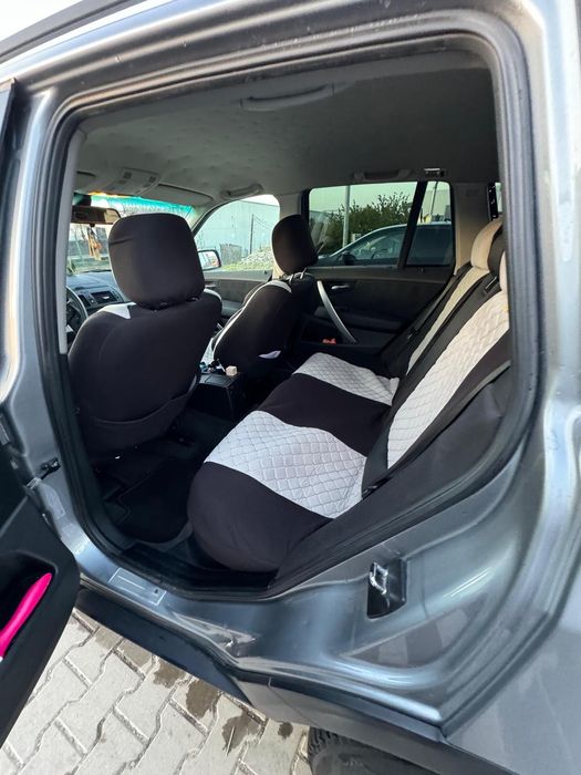 Vând BMW X3, mașină elegantă și confortabilă, potrivită atât pentru oraș, cât și pentru drumuri lungi.