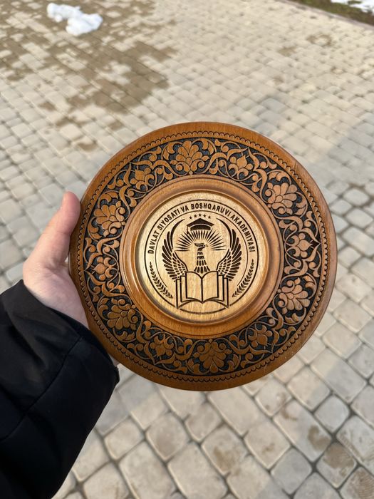 Декоративное блюдо из орехового дерева — ручная работа с логотипом