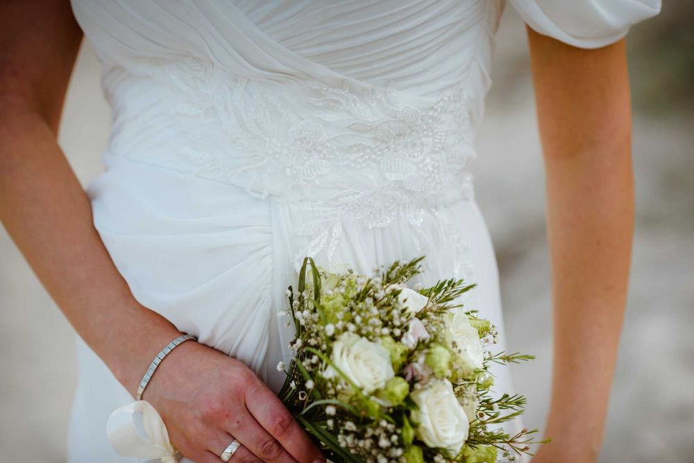 Бяла булчинска рокля