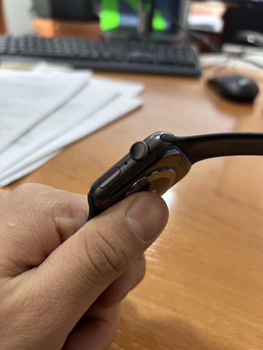 продам часы Apple Watch 5, 44mm