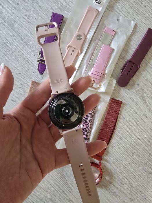 Продам часы galaxy active 2 + бонус ремешки