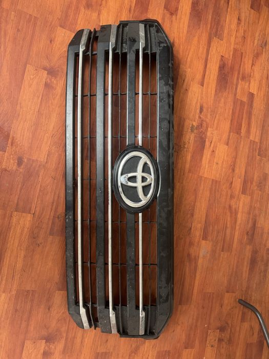 Решетка радиатора Тойота ленд крузер 300