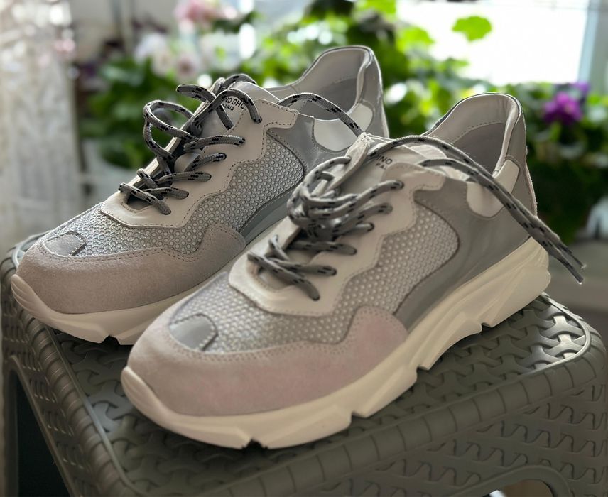 Продам НОВЫЕ кроссовки