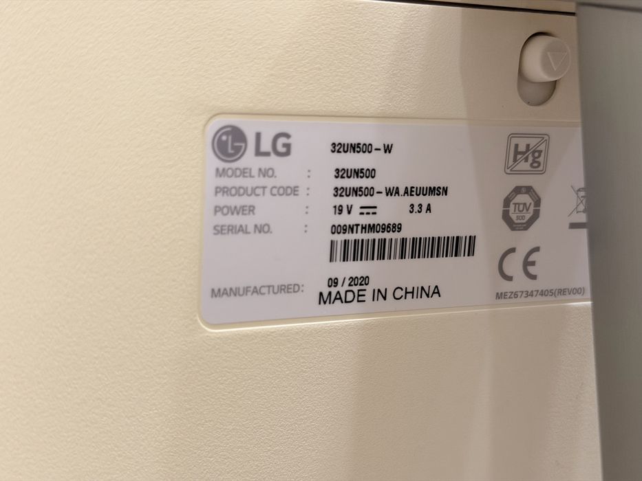 Продавам 4K 32” монитор LG