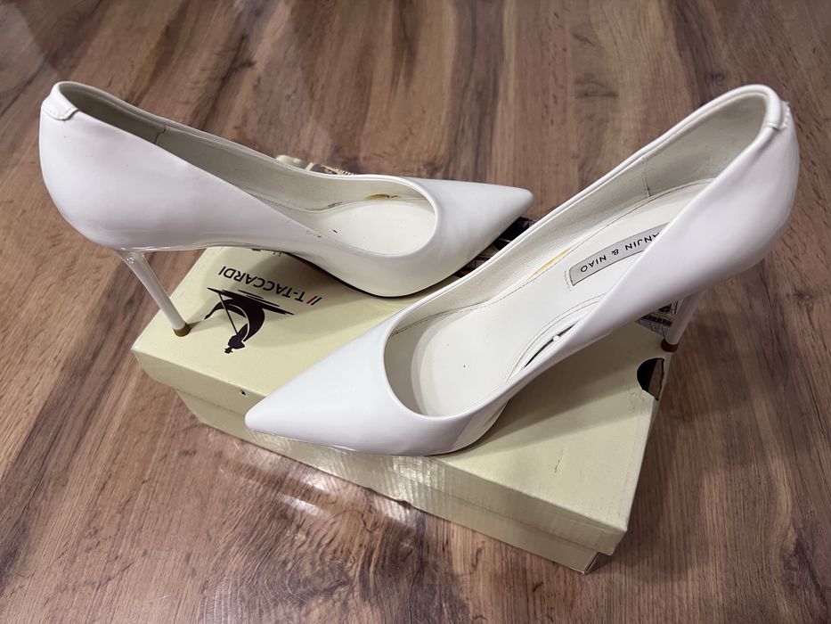 Белые дакированные туфли 38 р