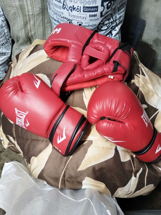 Продам боксёрские перчатки и шлем.