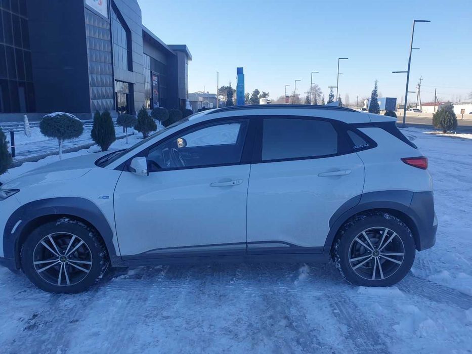 Hyundai Kona,  белый, 2020 г. выпуска.