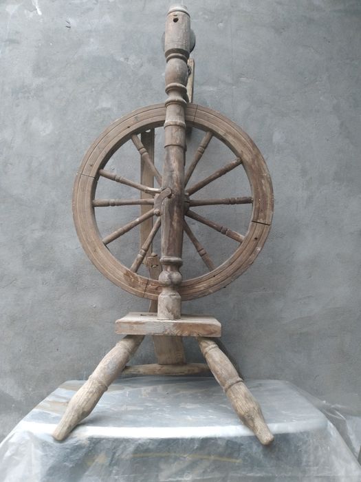 Старинная деревянная  прялка