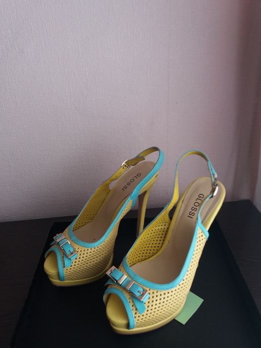 Продам женские босоножки