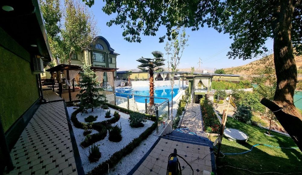 Ривер Гарден с видом на горы на 40 человек