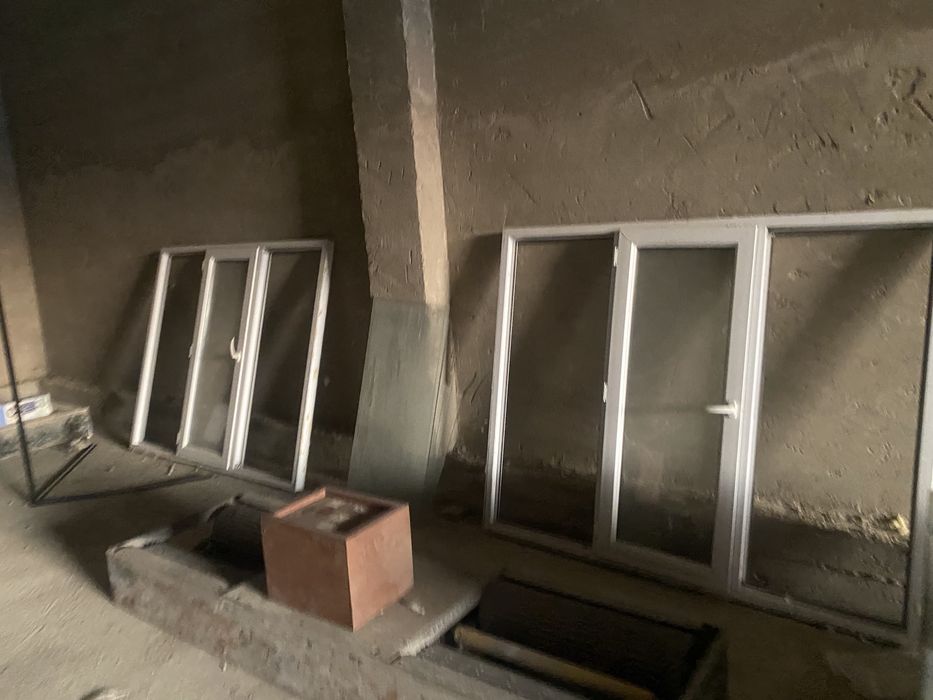 Платисковые окна и диван