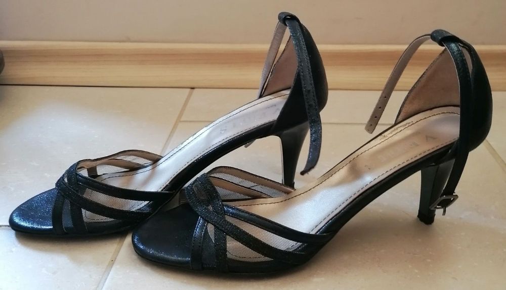 Елегантни и изящни сандали на ток