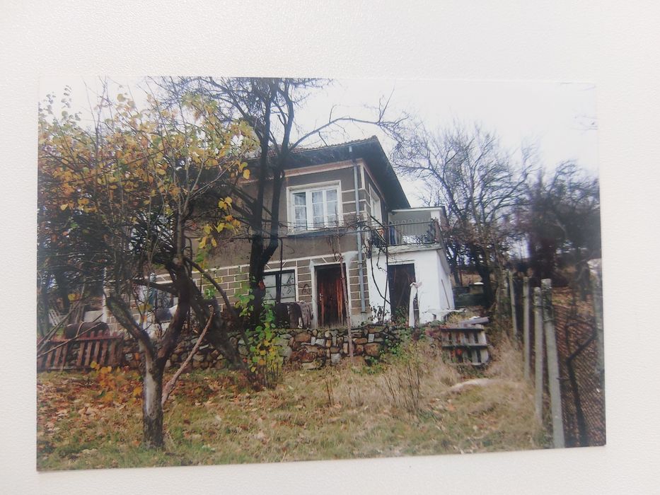 Продава къща с двор в с. Желен до гр. Своге на около 40 км. от София