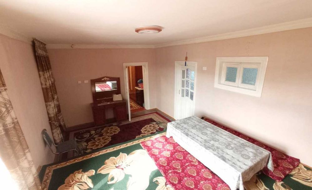 Srochna hovli sotiladi 8 xona