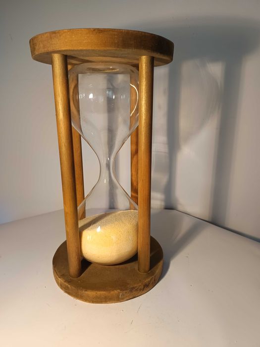 Clepsidra din lemn Dimensiuni 18 x 33 cm