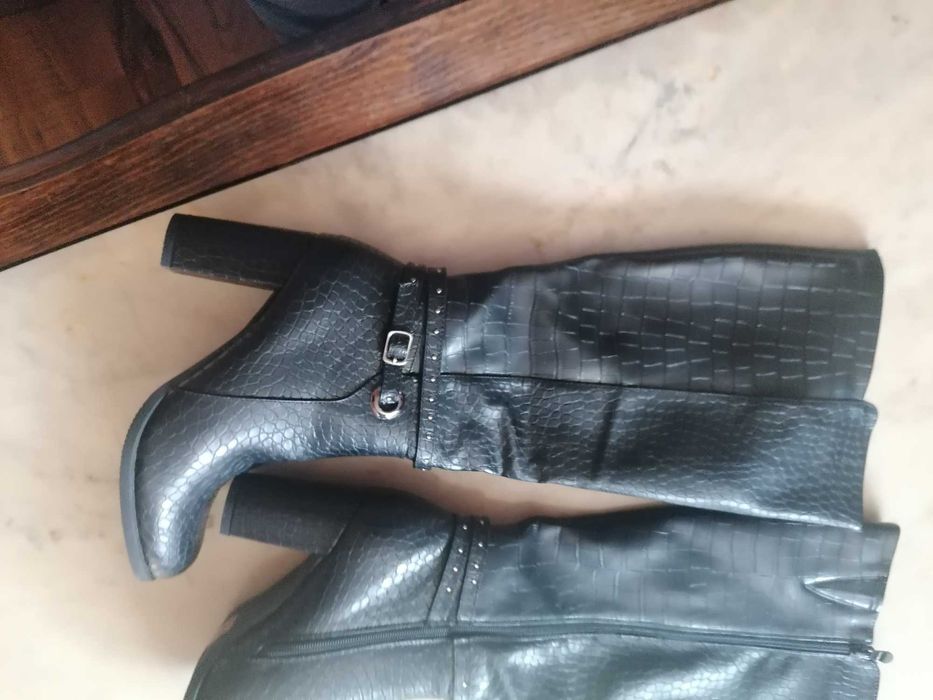 Дамски високи ботуши - черни с висок ток