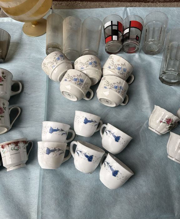 Продам блюдца- стакан -чашечки.