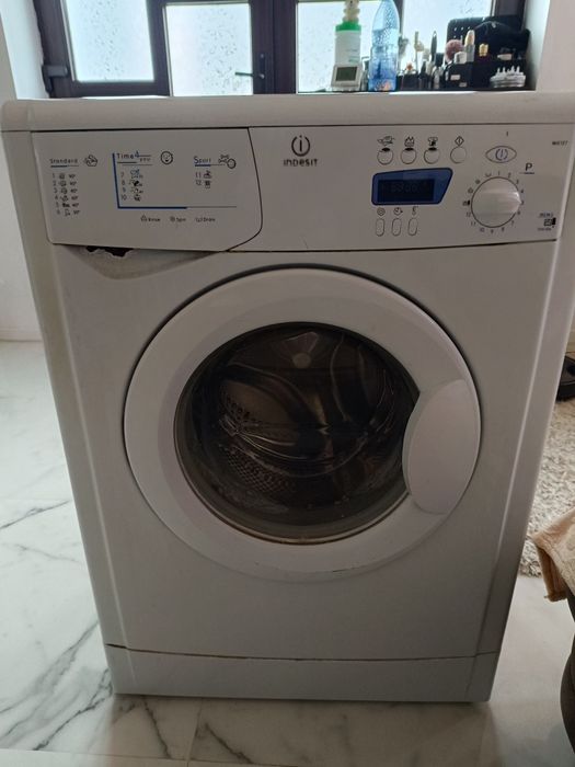 Vând mașina de spălat rufe Indesit