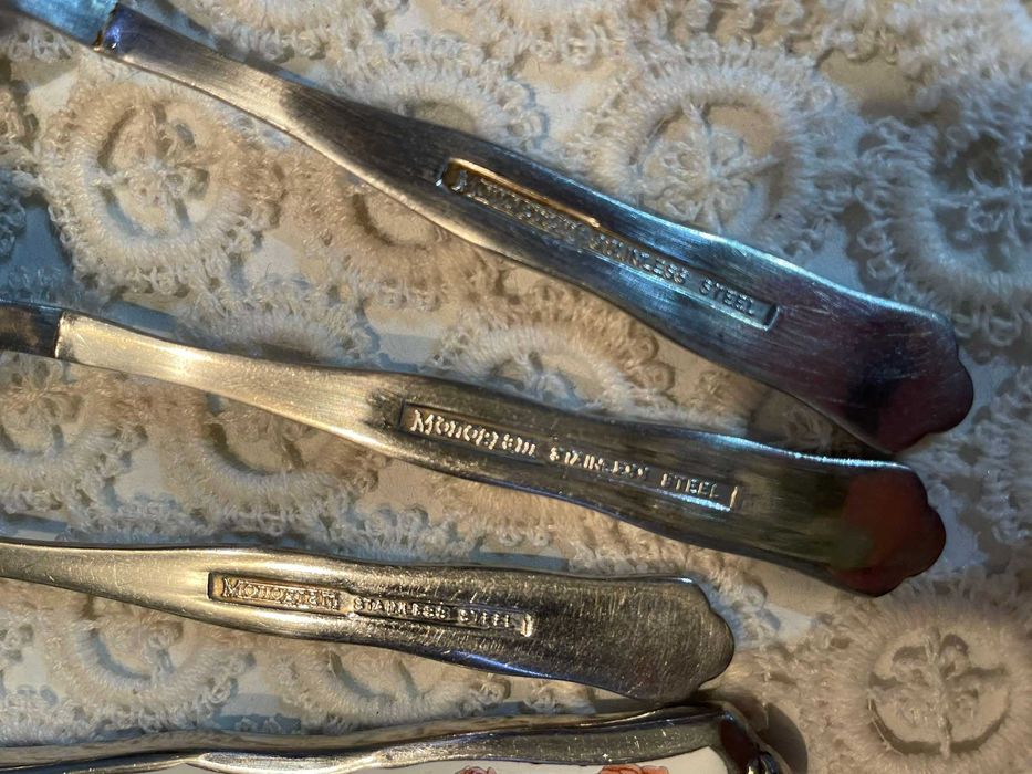 Красиви прибори MONOGRAM от Англия с рози и керамични дръжки