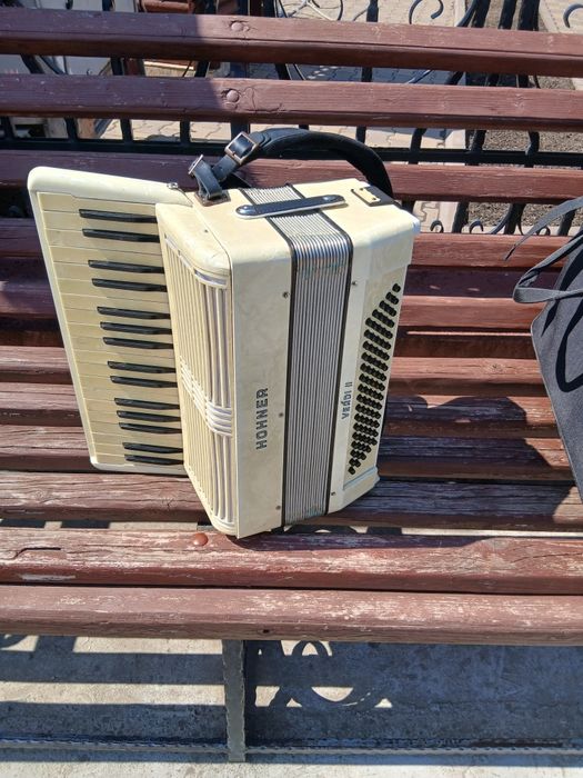 Vând acordeon 80 de basi hohner