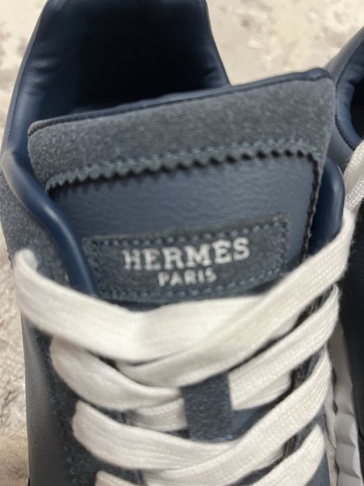 Hermes бредть обовь