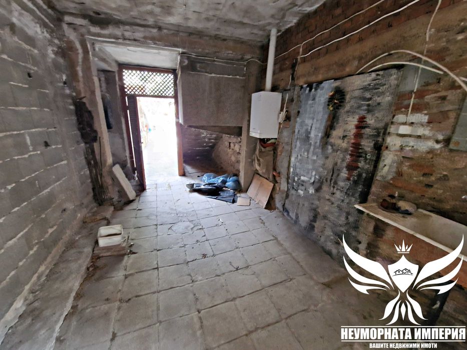 Продавам тристаен 128кв. 1ет. с гараж в гр.Асеновград, широк център