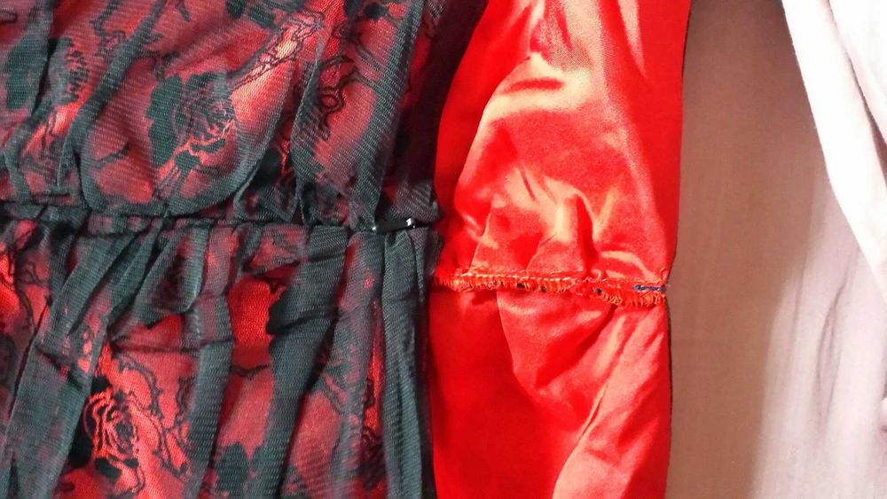 Готическа рокля в червено и черна дантела от UK - Hell Bunny