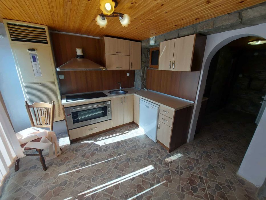 Двуетажна къща, с. Момино