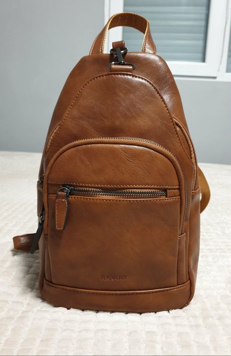 Нова. Дамска  оригинална раница/чанта за през рамо (sling bag) на марката RAVUO.