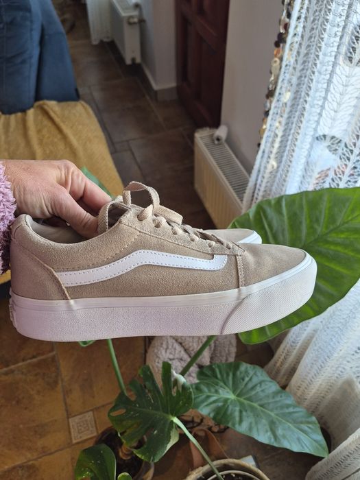 Vând teniși Vans