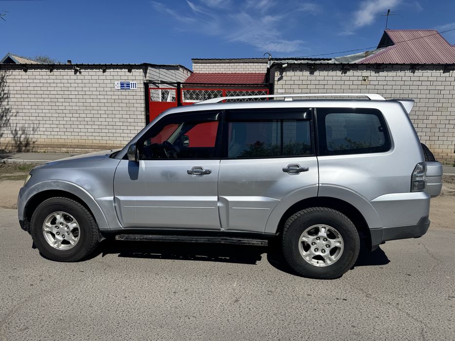 Продам Mitsubishi Pajero IV авто