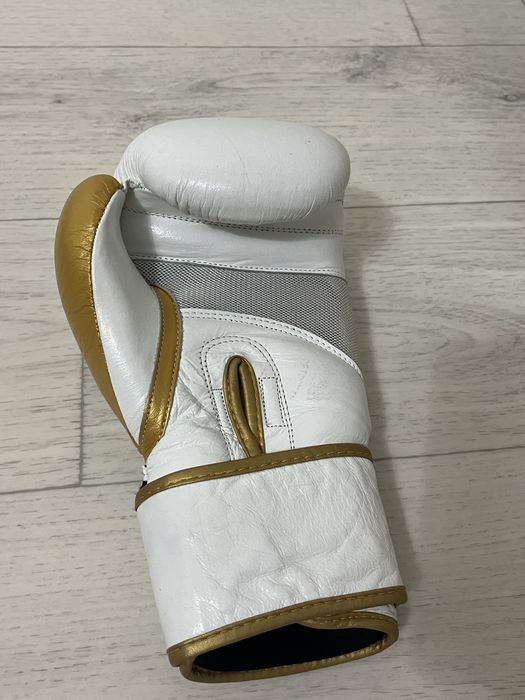 Боксерская перчатка