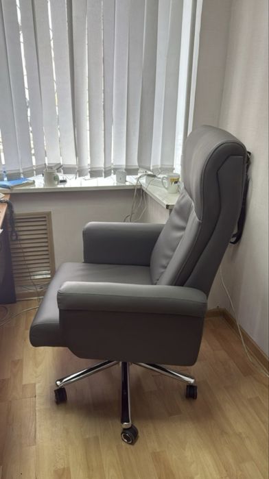 Офисное кресло (кожанное)