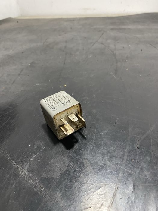 Releu 372 pompa benzina vw Passat B5.5 Audi A4 B5 A8 D2 4D0951253