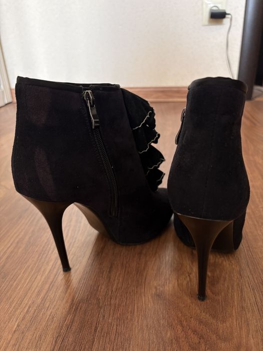 Чёрная женская обувь