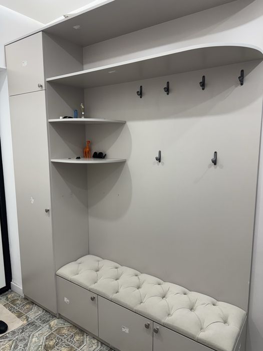 Прихожая мебель (шкаф с встроенным пуфиком)