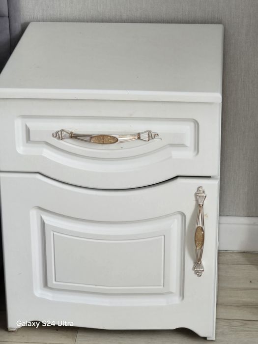 Белый спальный гарнитур с матрасом .