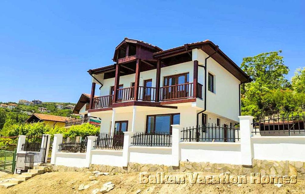 Двуетажна къща с уникална гледка във вилна зона близо до Балчик