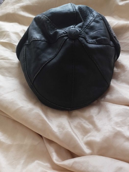 Кожена зимна шапка и  1 бр. Зимна
