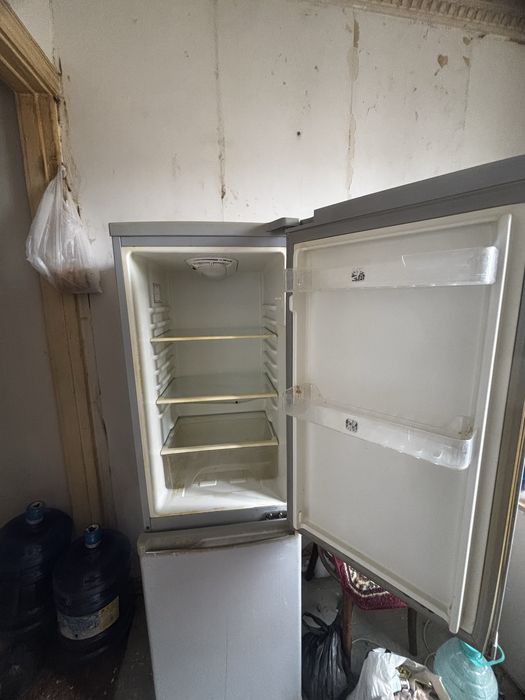 Холодильник двухкамерный Самсунг сотилади