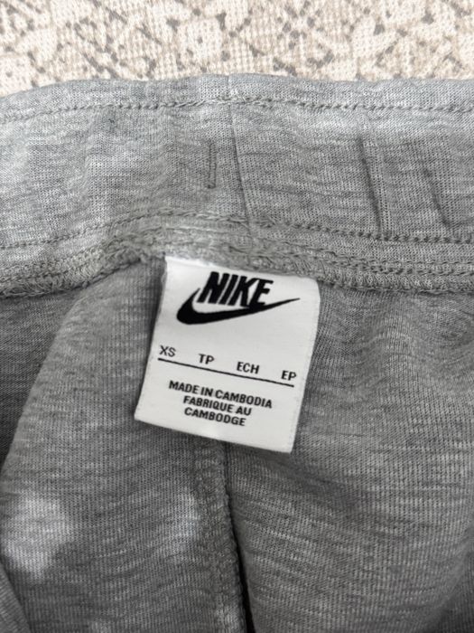 vand pantaloni nike tech