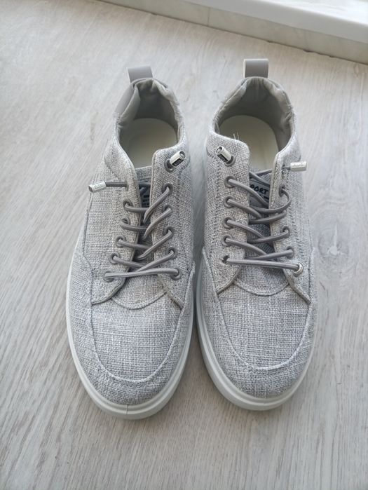 Krosovka sport oyoq kiyimlari