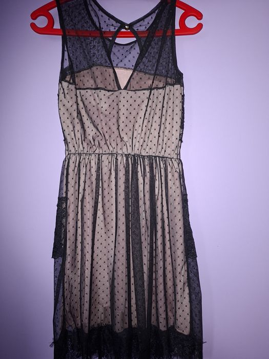 Къса дантелена рокля