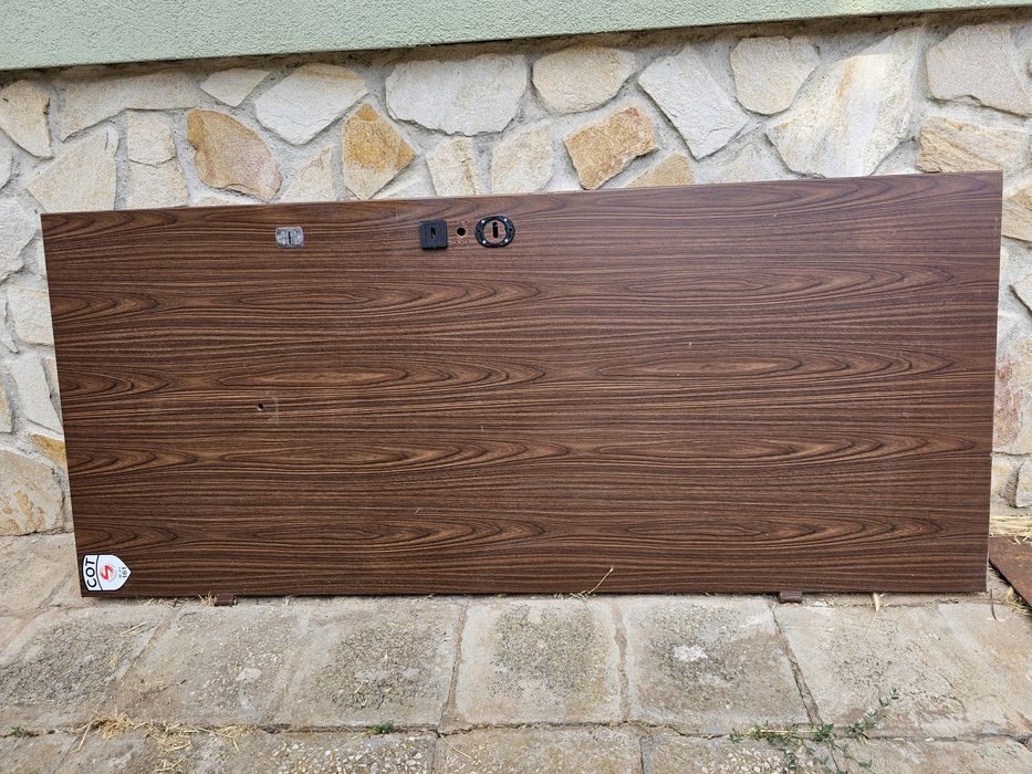 Масивна железна врата