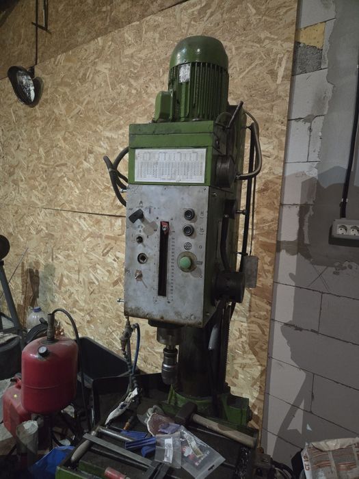 Masina de gaurit cu coloana