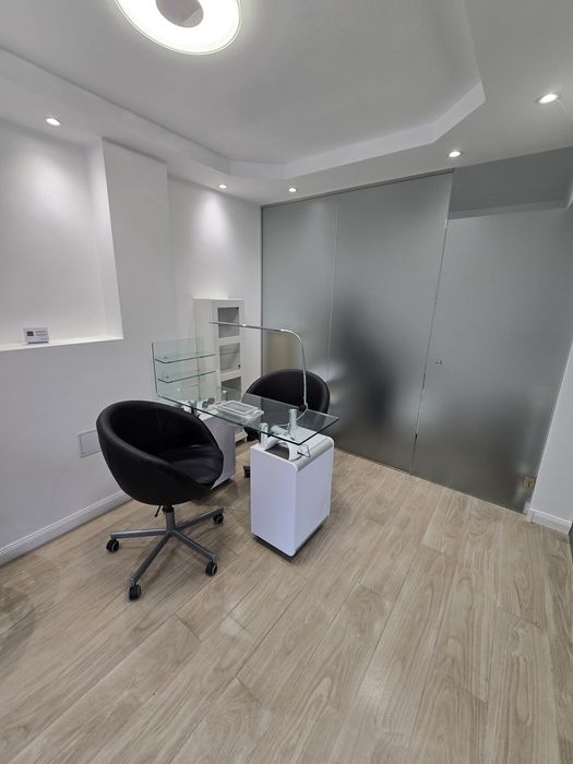 Salon de înfrumusețare complet utilat – zonă centrală