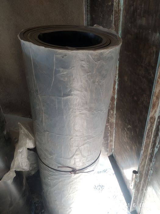 Продаю резину УМ Толщина  5 и 12 мм.. размер 1.2 на 5 м. Цена договорн