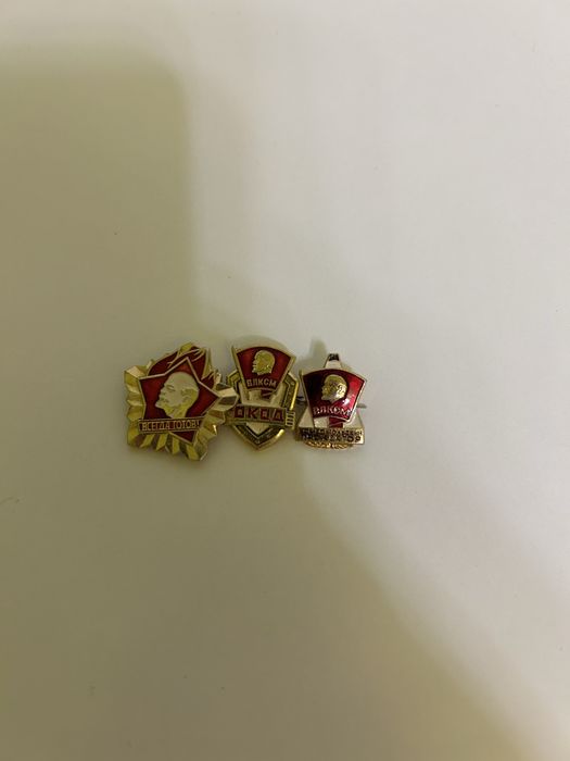 Продам три значка в отличном состоянии СССР